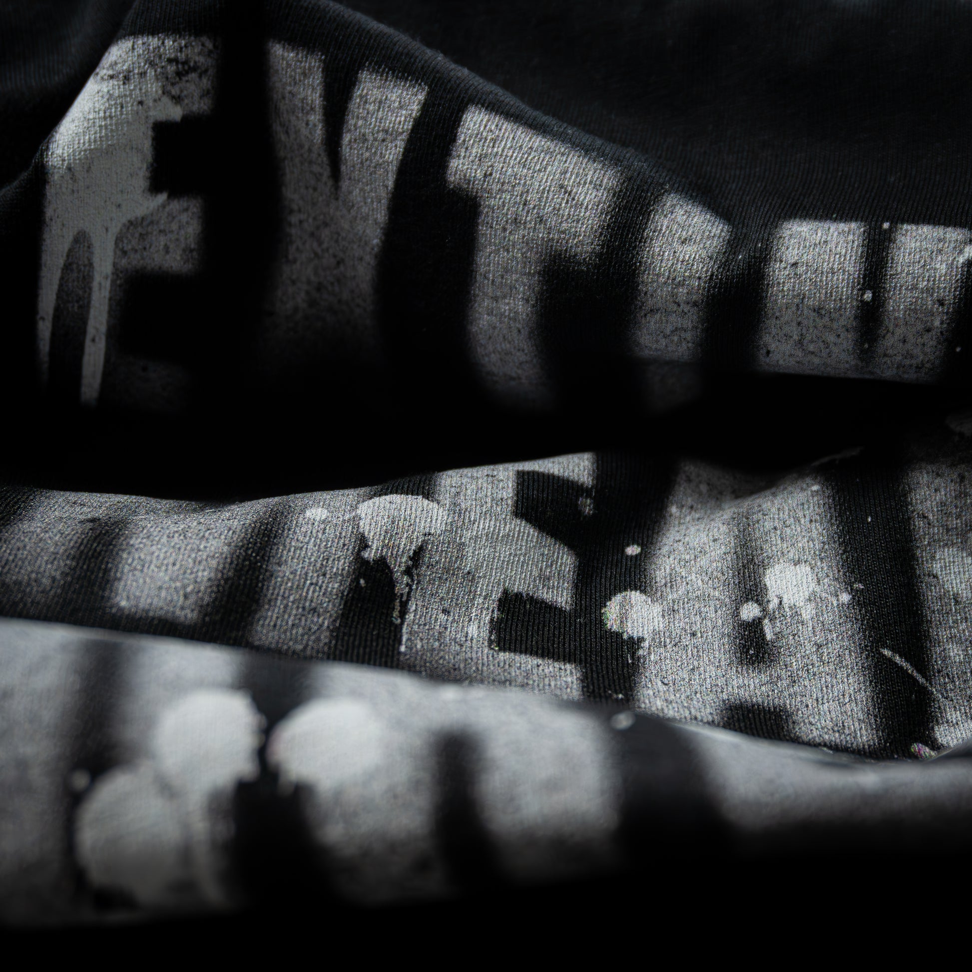 Schwarzes Unisex T-Shirt von Natura Umbra – Detailansicht des Frontprints „Extinct means Forever“ und der Bio-Baumwollstruktur, Stanley/Stella Creator 2.0.