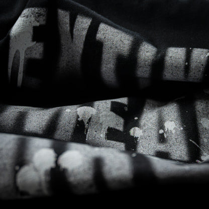 Schwarzes Unisex T-Shirt von Natura Umbra – Detailansicht des Frontprints „Extinct means Forever“ und der Bio-Baumwollstruktur, Stanley/Stella Creator 2.0.