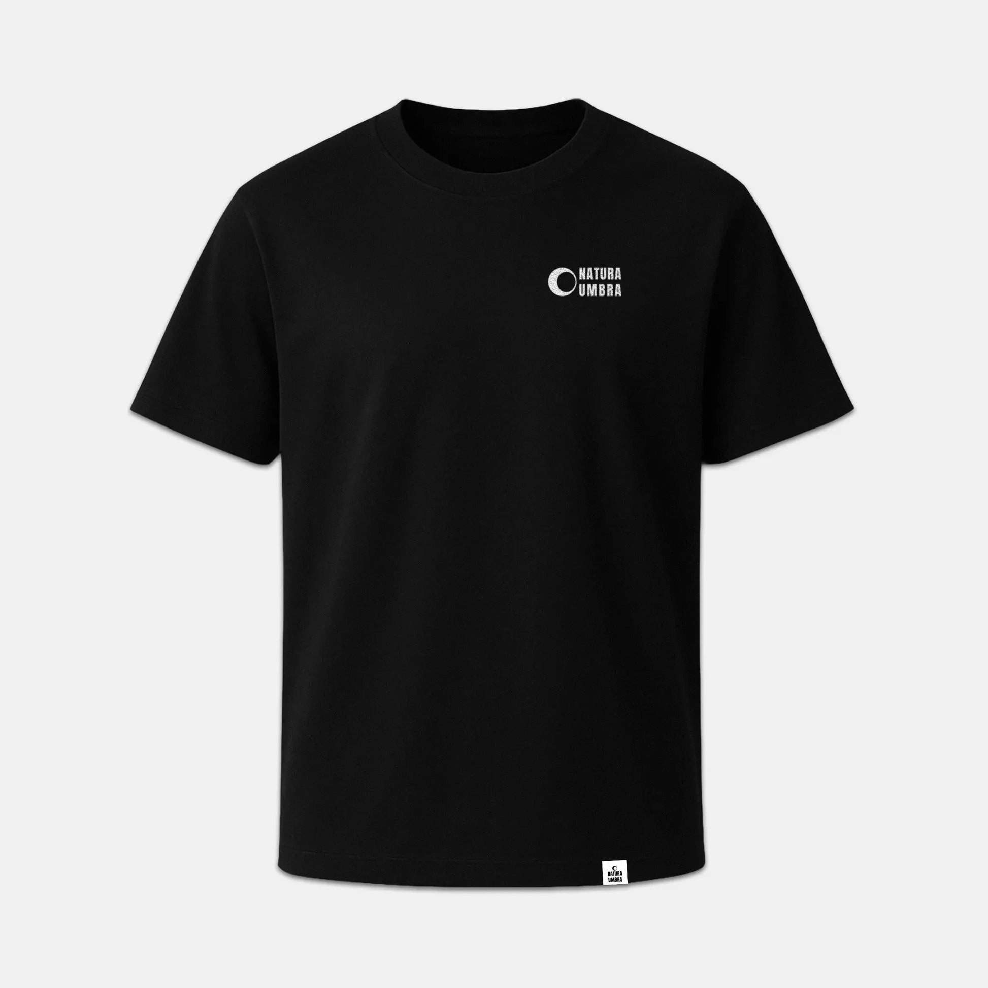 Ghost-Mockup des schwarzen Unisex T-Shirts von Natura Umbra mit Frontprint „Natura Umbra“ – Stanley/Stella Creator 2.0.