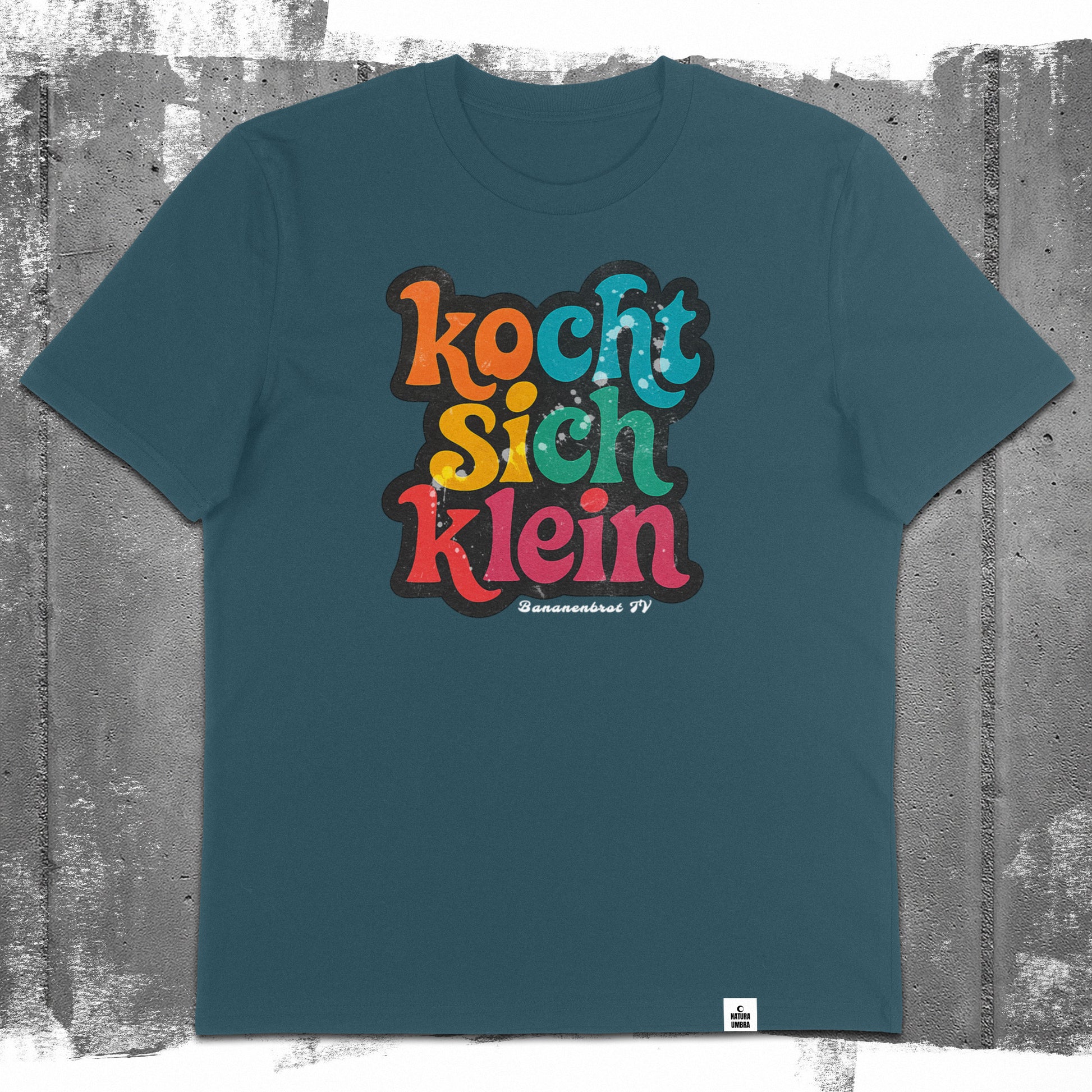 Flatlay des Unisex T-Shirts „Kocht sich klein“ in der Farbe Stargazer – Stanley/Stella Creator 2.0 von Natura Umbra mit Frontprint.