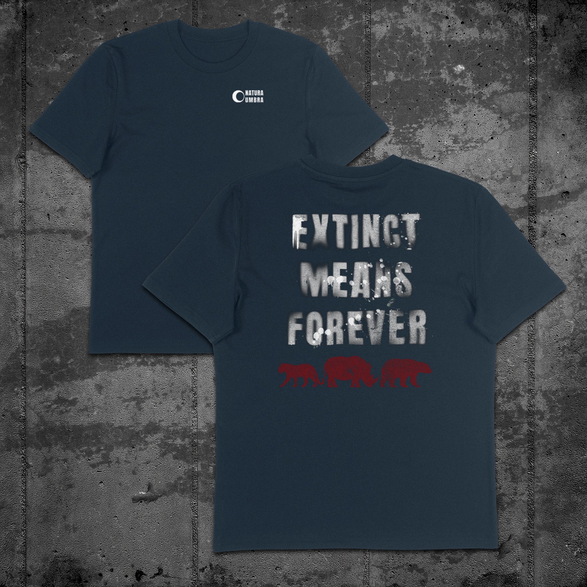 Flatlay des Unisex T-Shirts in French Navy von Natura Umbra – Stanley/Stella Creator 2.0 mit Frontprint „Natura Umbra“ und Backprint „Extinct means forever“.