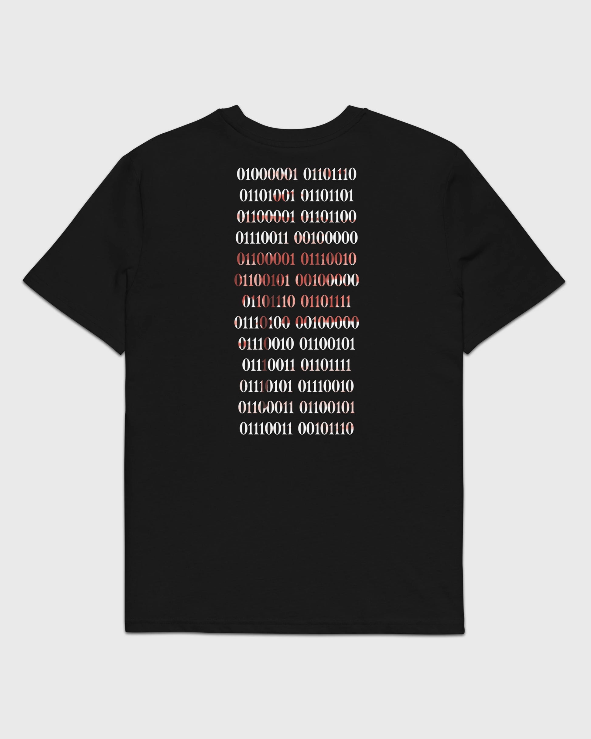 Rückansicht eines schwarzen T-Shirts mit einem vertikalen Backprint aus weißen Einsen und Nullen (Binärcode). Die Zahlenreihe in der Mitte weist einen dezenten, rötlichen Glitch-Effekt auf.