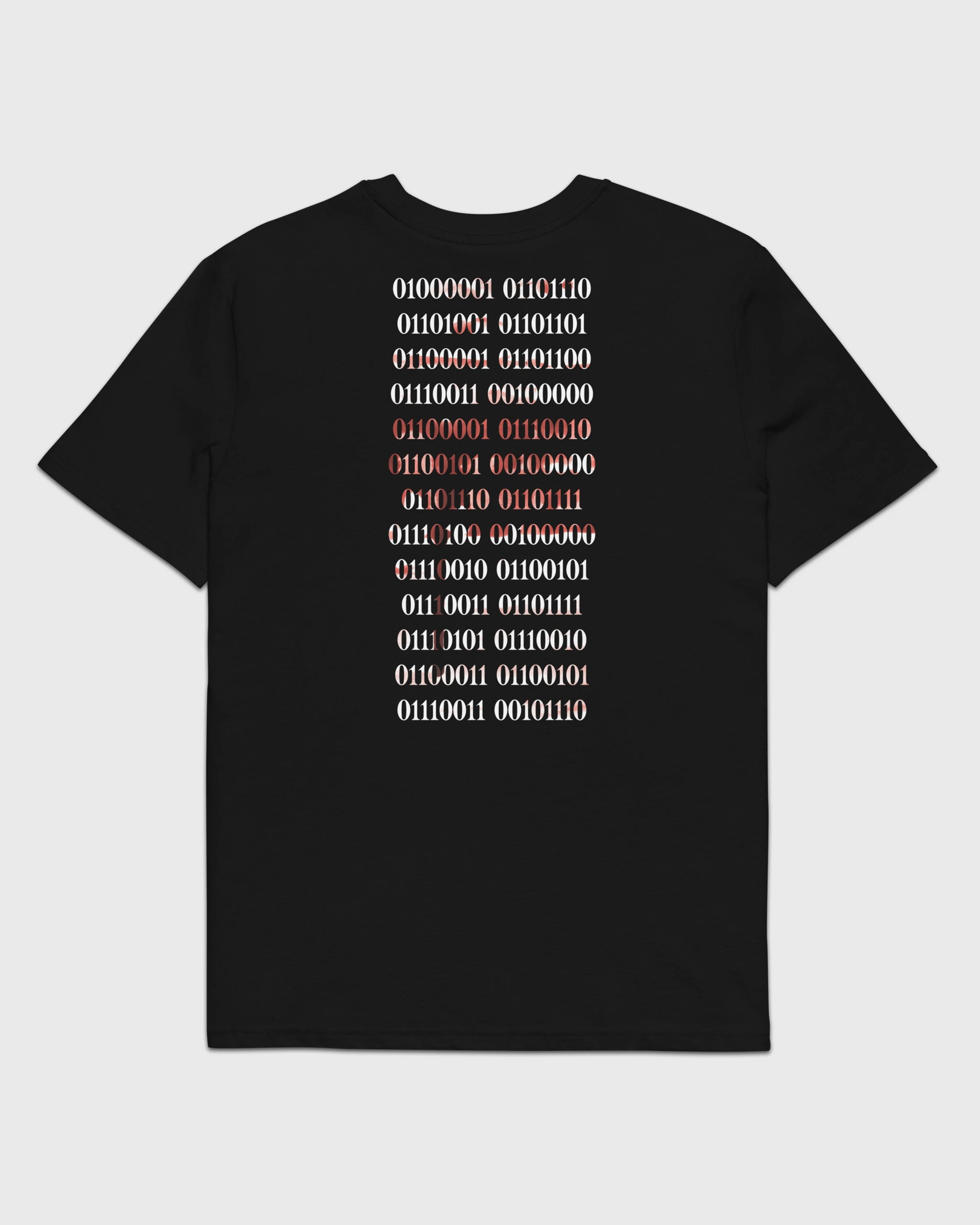Rückansicht eines schwarzen T-Shirts mit einem vertikalen Backprint aus weißen Einsen und Nullen (Binärcode). Die Zahlenreihe in der Mitte weist einen dezenten, rötlichen Glitch-Effekt auf.