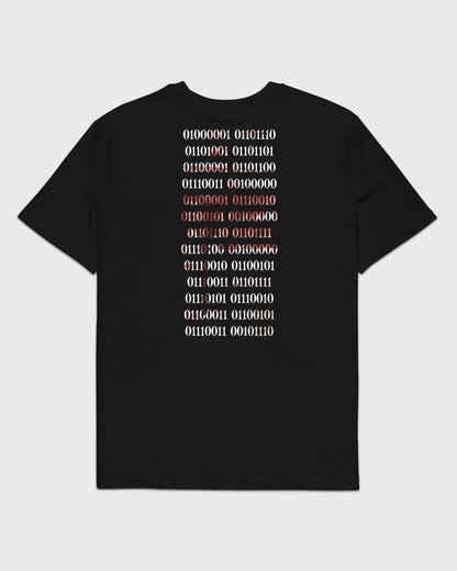 Rückansicht eines schwarzen T-Shirts mit einem vertikalen Backprint aus weißen Einsen und Nullen (Binärcode). Die Zahlenreihe in der Mitte weist einen dezenten, rötlichen Glitch-Effekt auf.