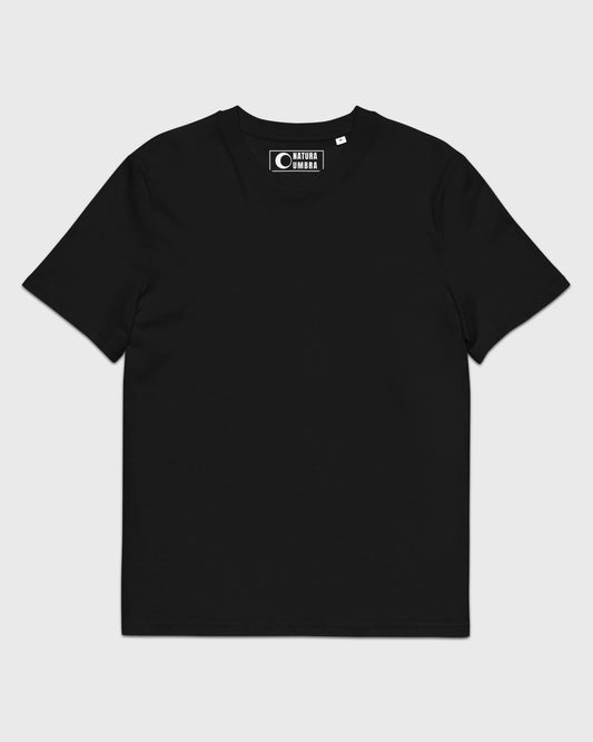 Schwarzes Basic T-Shirt von Natura Umbra in der Frontansicht, cleanes und minimalistisches Streetwear-Design.