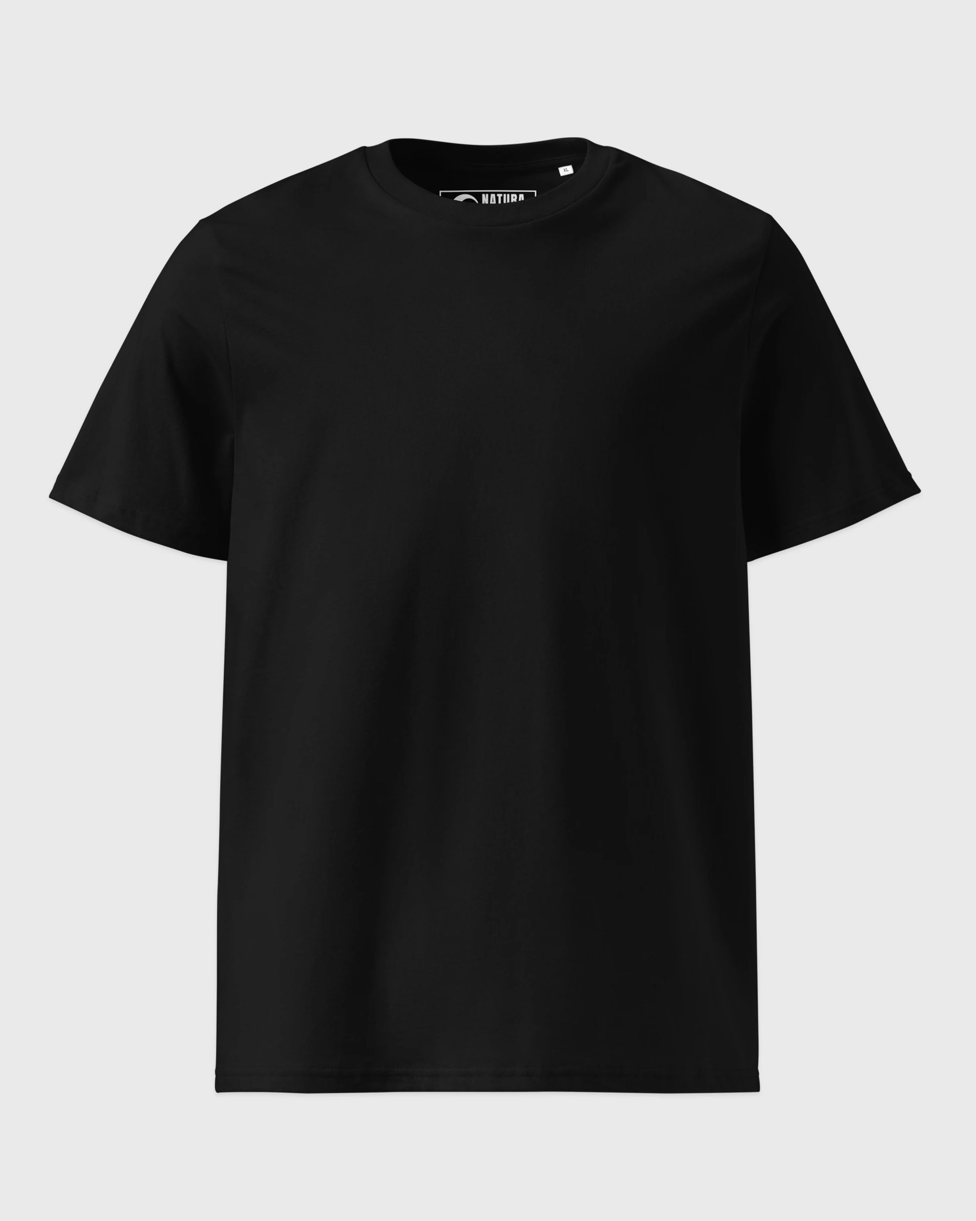 3D-Ghost-Mockup eines schlichten schwarzen T-Shirts, das den voluminösen, lockeren Schnitt veranschaulicht. Im Nacken ist das weiße Natura Umbra Logo gedruckt.