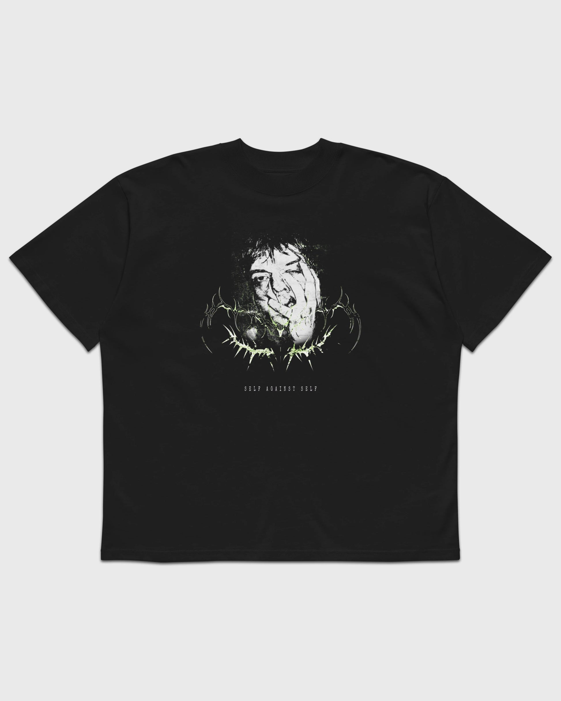 Schwarzes oversized T-Shirt mit SELF AGAINST SELF Frontprint in kontrastreicher Darkwear-Optik.